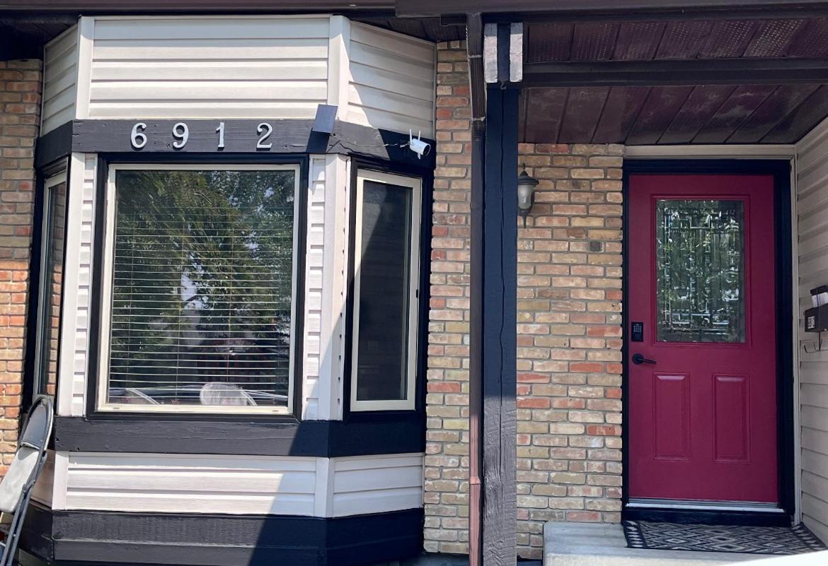 Gorgeous House&30 Second Bus Station Close C-Train& Free Parking YYC Екстериор снимка