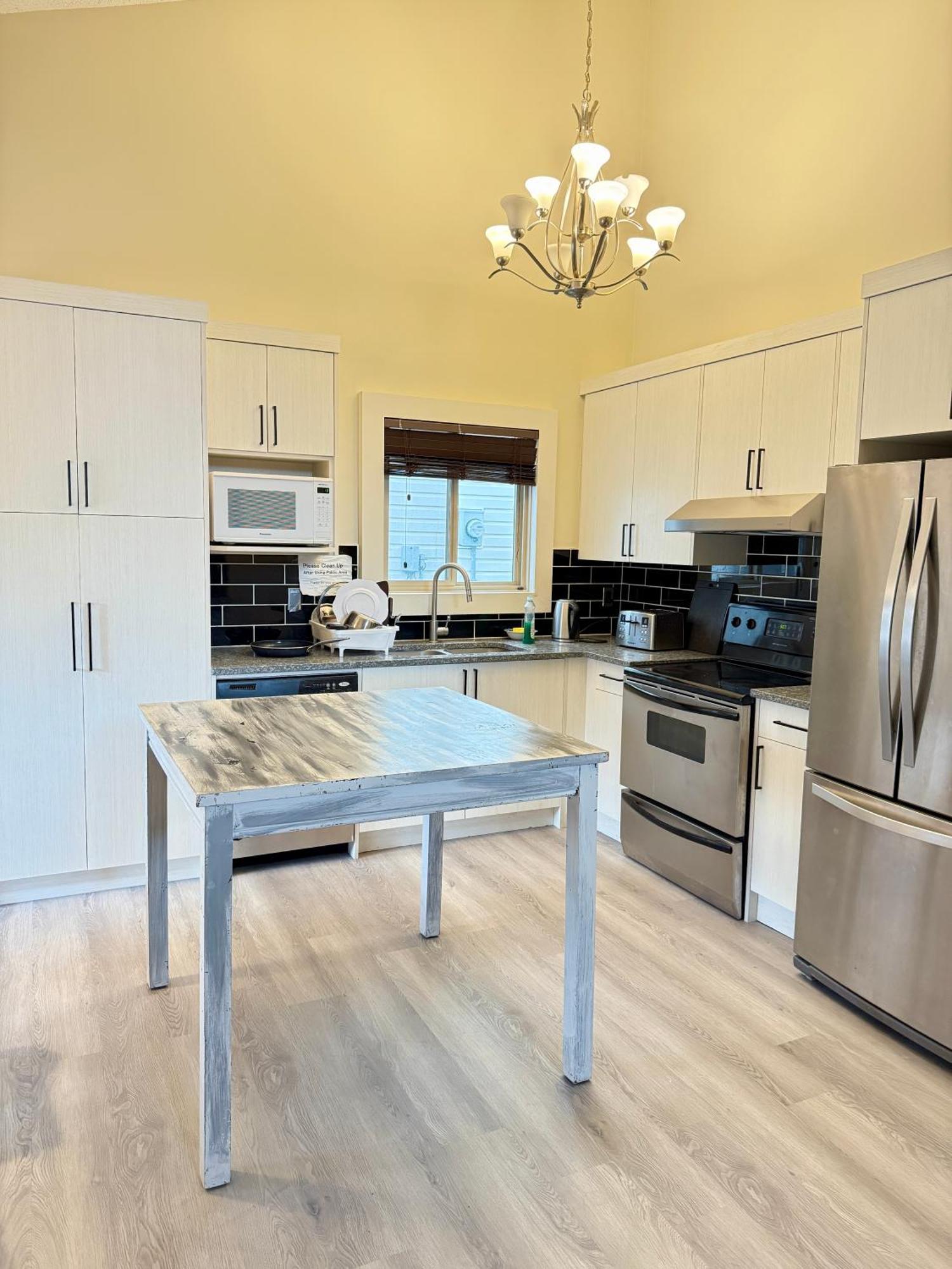 Gorgeous House&30 Second Bus Station Close C-Train& Free Parking YYC Екстериор снимка